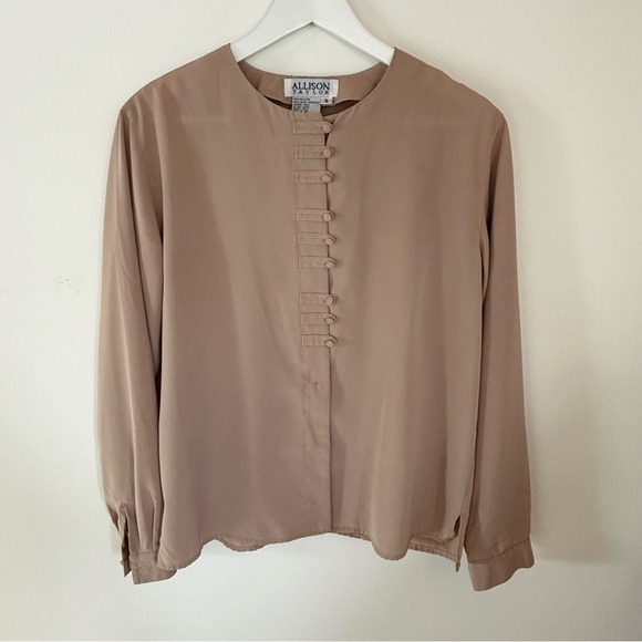 Vintage Tops - Vintage Allison Taylor Beige Button-Up Blouse